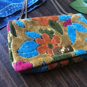 Vintage 70s flowers chain carpet texture gold boho